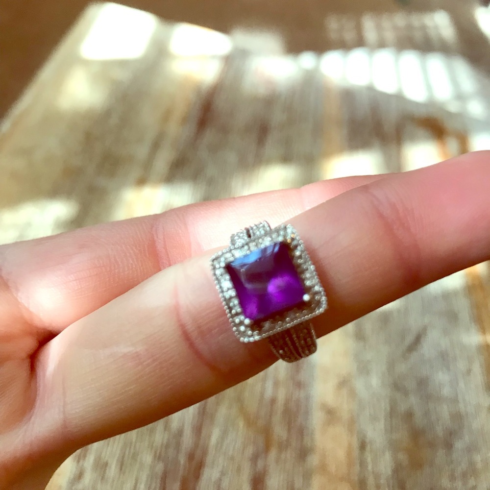 10k White gold with 2ct gemstone. EUC. Size 4.